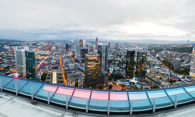 Szeroki widok na Frankfurt z wieżowca o zachodzie słońca Niemcy