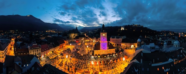 Szeroki widok z lotu ptaka na Plac Rady udekorowany na Boże Narodzenie w Brasov w Rumunii