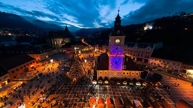 Szeroki widok z lotu ptaka na Plac Rady udekorowany na Boże Narodzenie w Brasov w Rumunii