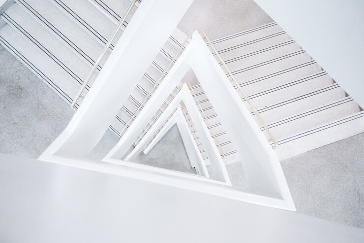Bezpłatny plik Zdjęcie szerokie ujęcie białego abstrakcyjnego budynku architektonicznego