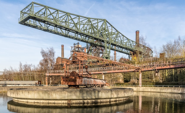 Szerokokątne ujęcie części Landschaftspark w Duisburgu w Niemczech w ciągu dnia