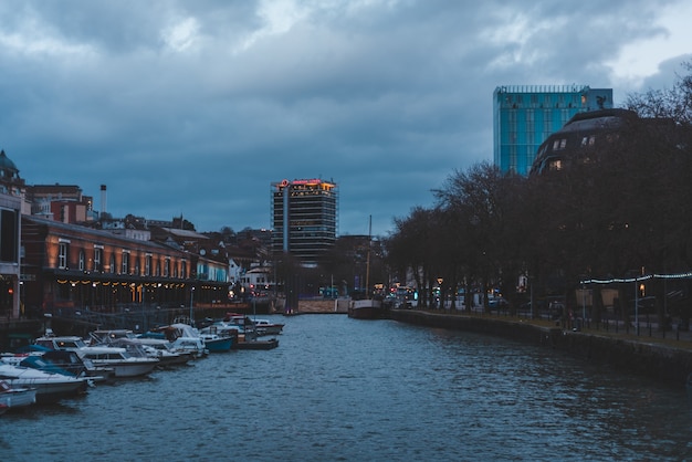 Szerokokątne ujęcie miasta Bristol w Wielkiej Brytanii