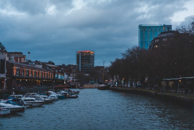 Szerokokątne ujęcie miasta Bristol w Wielkiej Brytanii