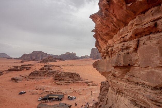 Szerokokątne ujęcie obszaru chronionego Wadi Rum w Jordanii przy zachmurzonym niebie