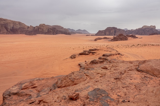 Szerokokątne ujęcie obszaru chronionego Wadi Rum w Jordanii w ciągu dnia
