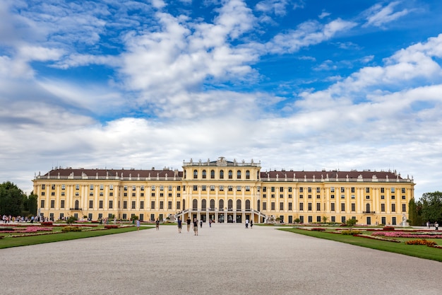 Szerokokątne ujęcie pałacu schönbrunn w wiedniu, austria, przy zachmurzonym niebie