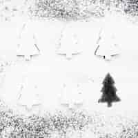 Bezpłatne zdjęcie sześć kształtów drzewa na śniegu