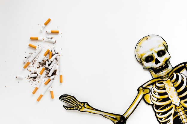 Bezpłatne zdjęcie szkielet widoku z góry z papierosami