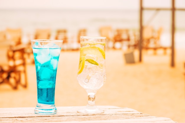 Bezpłatne zdjęcie szkła świezi błękitnej mennicy napoje przy drewnianym stołem