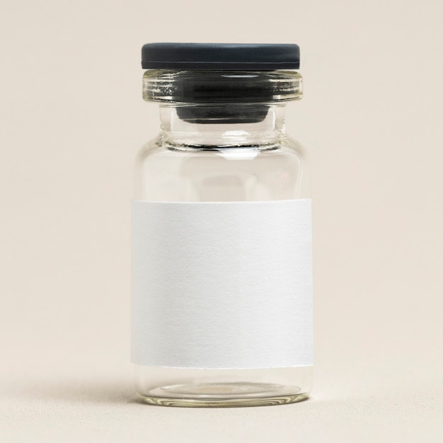 Bezpłatne zdjęcie szklana butelka do wstrzykiwań z pustą białą etykietą