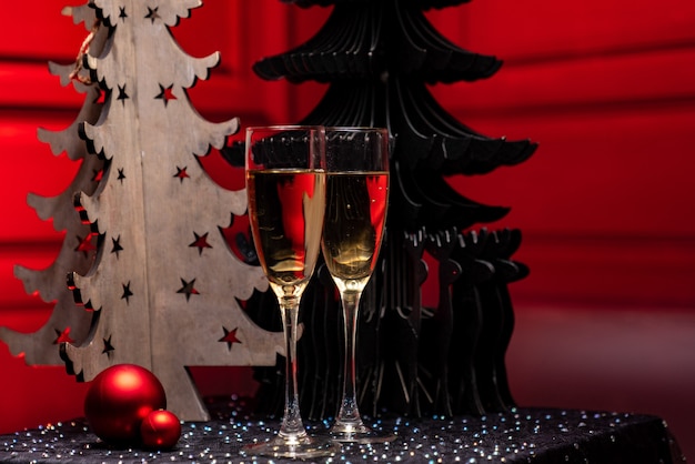 Szklana butelka szampana z widokiem z przodu ozdoby świąteczne