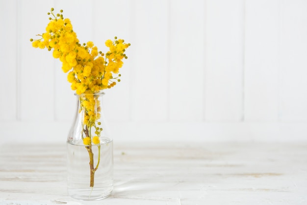 Szklana waza z całkiem żółte kwiaty