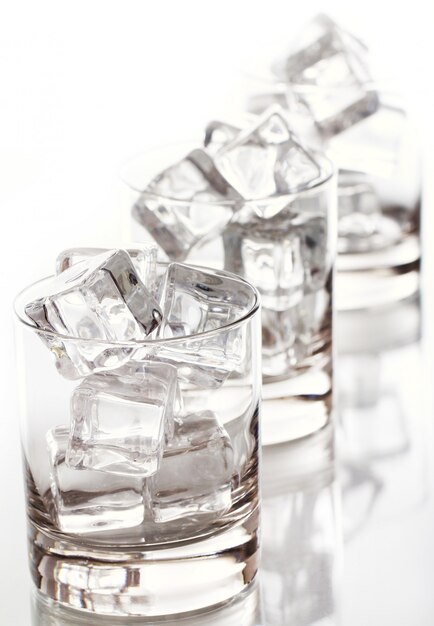 Szklane wypełnione kostkami lodu