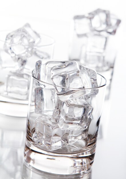Szklane wypełnione kostkami lodu