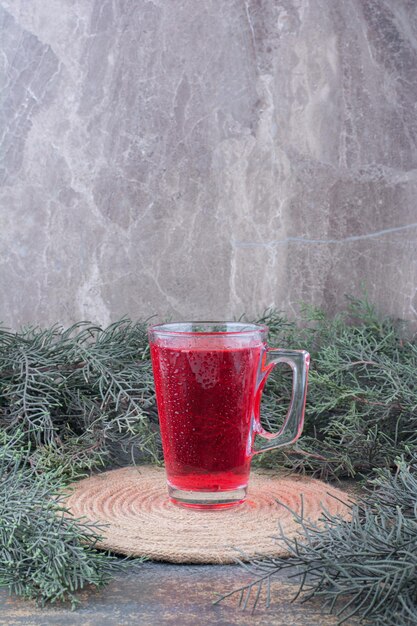 Bezpłatne zdjęcie szklanka czerwonego soku na marmurze