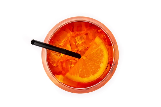 Szklanka koktajlu aperol spritz na białym tle