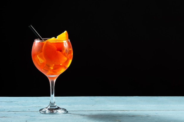 Bezpłatne zdjęcie szklanka koktajlu aperol spritz