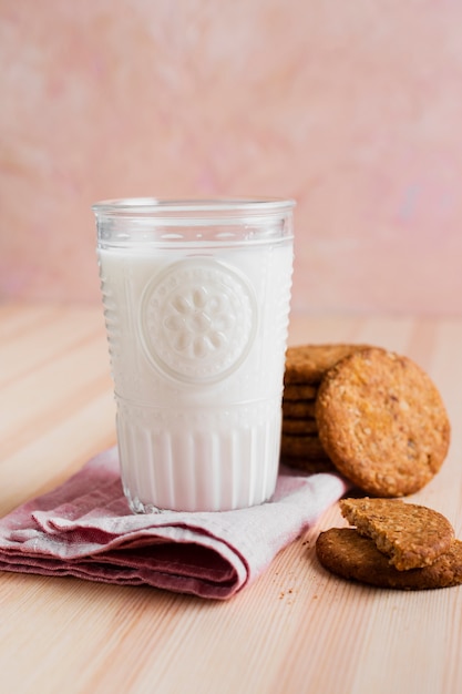 Bezpłatne zdjęcie szklanka mleka z okrągłymi ciasteczkami