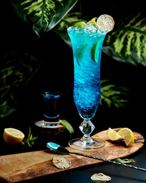 szklanka niebieskiej laguny przyozdobiona plasterkami limonki