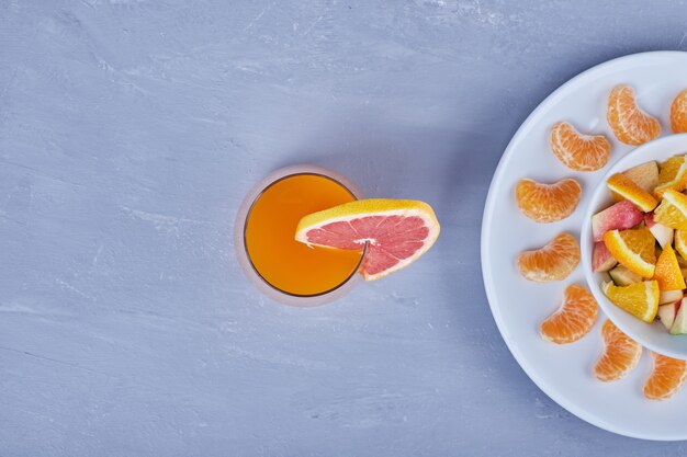 Szklanka soku grejpfrutowego z sałatką owocową.