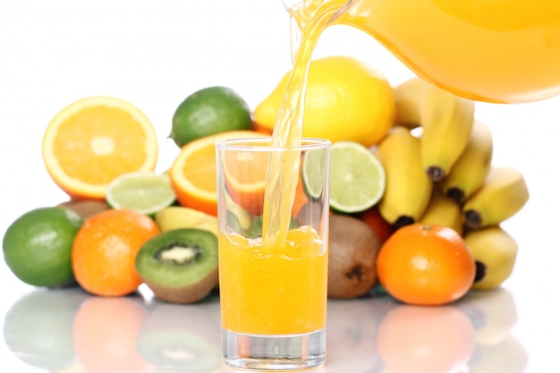 Bezpłatne zdjęcie szklanka świeżego soku owocowego