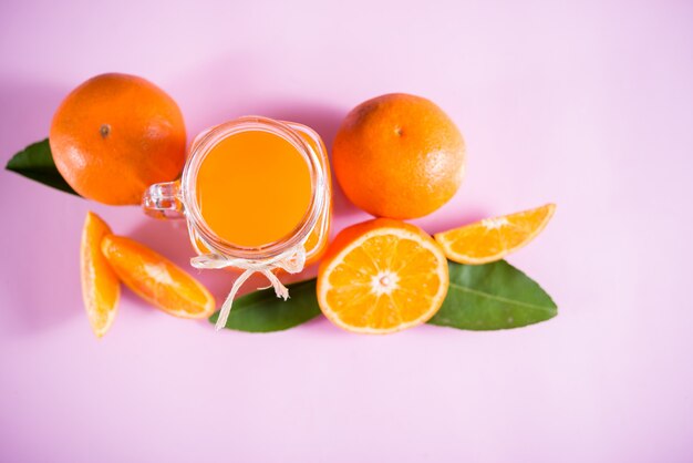 szklanka świeżego soku pomarańczowego z plasterkiem pomarańczy