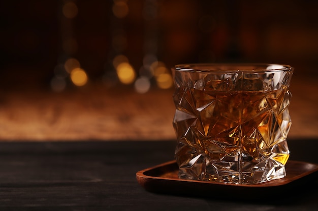 Bezpłatne zdjęcie szklanka whisky lub bourbona, tylko z lodem
