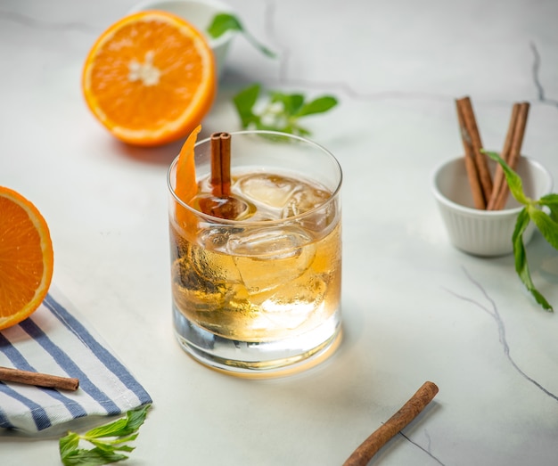 Bezpłatne zdjęcie szklanka whisky z cynamonem na stole