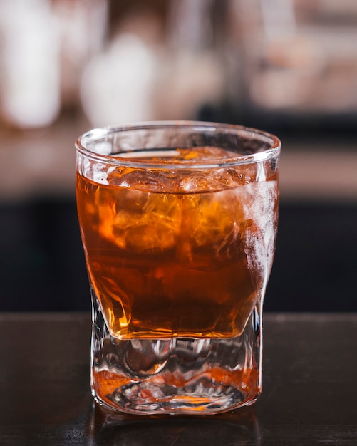 Szklanka whisky z kostką lodu