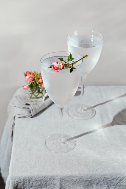 Bezpłatne zdjęcie szklanka wody z płatkami kwiatów