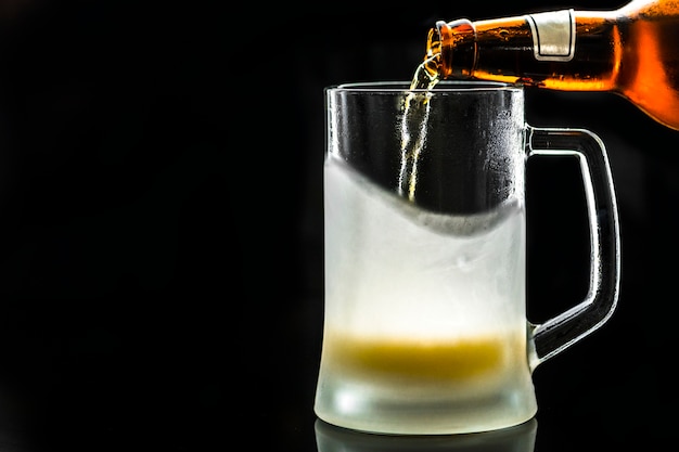 Szklanka zimnego piwa makro fotografia