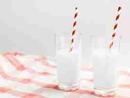 Bezpłatne zdjęcie szklanki mleka ze słomką