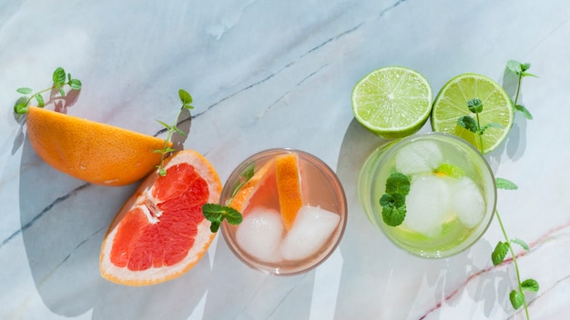Szklanki napoju cytrusowego z pokrojonymi owocami