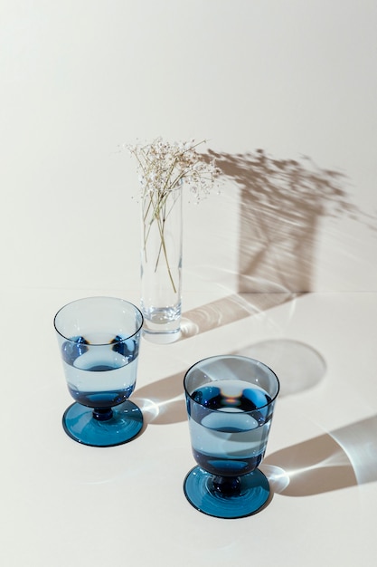 Bezpłatne zdjęcie szklanki z wodą na stole