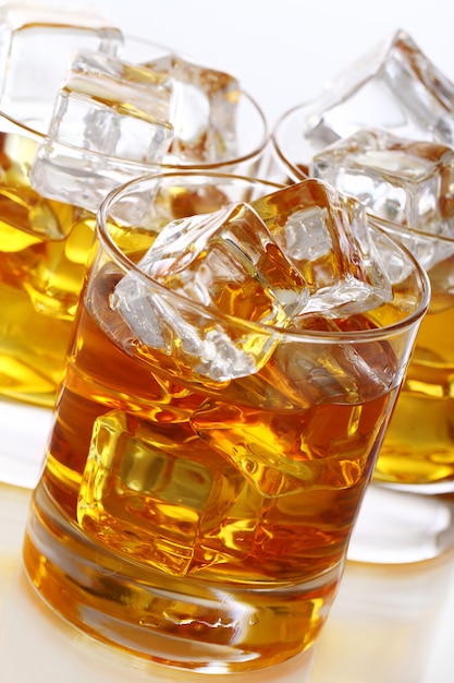 Szklanki z zimną whisky