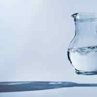Bezpłatne zdjęcie szklany słoik pełen wody