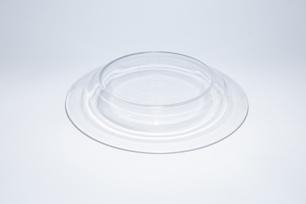 Bezpłatne zdjęcie szklany talerz na białej powierzchni