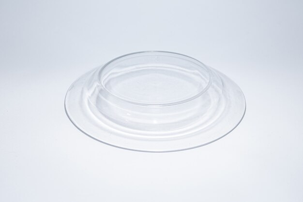 Szklany talerz na białej powierzchni