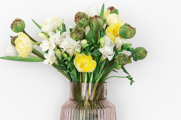 Szklany wazon z kwiatami na białym tle
