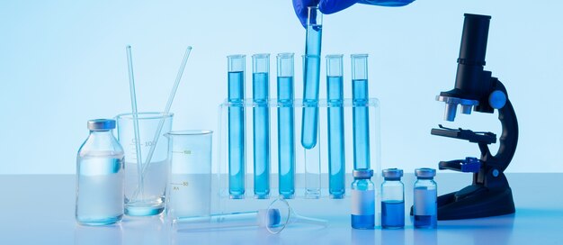 Szkło laboratoryjne i mikroskop