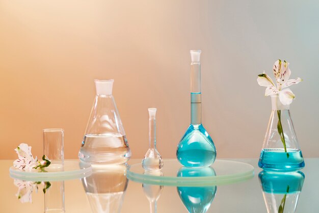 Szkło laboratoryjne z niebieskim asortymentem płynów
