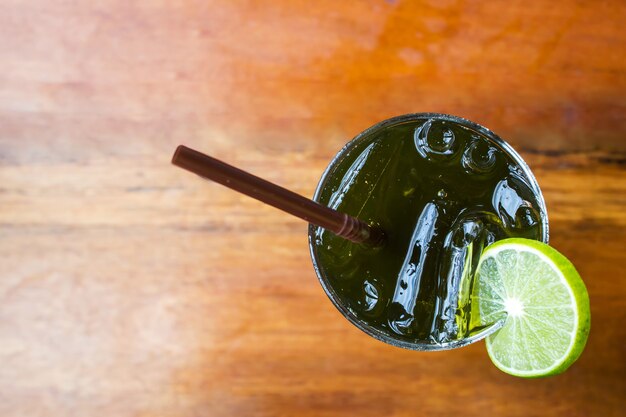 Szkło lodowa cytryny zielona herbata na drewnianym stole.
