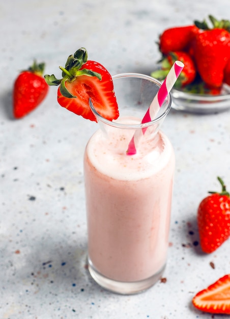 Szkło świeży truskawkowy milkshake, smoothie i świeże truskawki, zdrowy jedzenie i napój pojęcie.