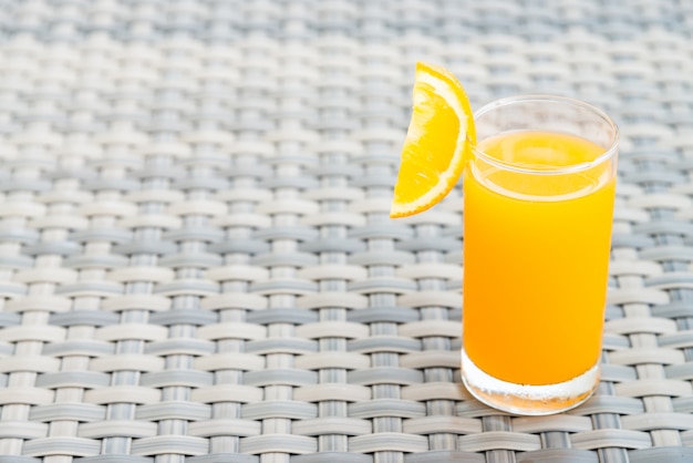 Bezpłatne zdjęcie szkło z soku pomarańczowego