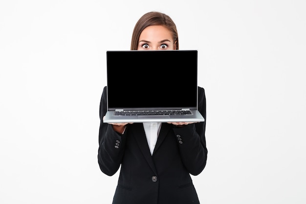 Szokujący ładny bizneswoman pokazuje pokaz laptop