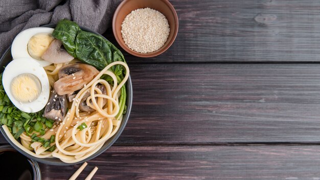 Szpinak i jajka ramen zupa kopia przestrzeń