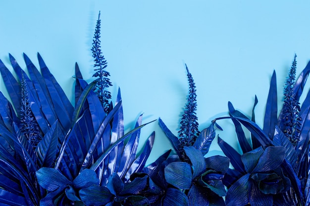 sztuczne tropikalne piękne niebieskie kwiaty i liście.