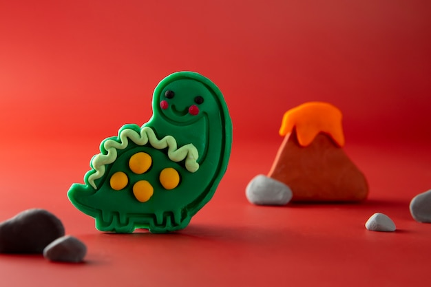 Bezpłatne zdjęcie sztuka playdough z dinozaurem i wulkanem