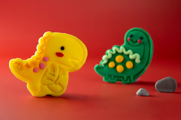 Bezpłatne zdjęcie sztuka playdough z uroczym dinozaurem