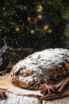 Szwajcarski świąteczny chleb gruszkowy - bündner birnbrot lub paun cun paira, lokalne danie wypełnione suszonymi gruszkami, owocami i orzechami. selektywne skupienie. ciasto z bliska na drewnianym stole. noworoczna impreza herbaciana